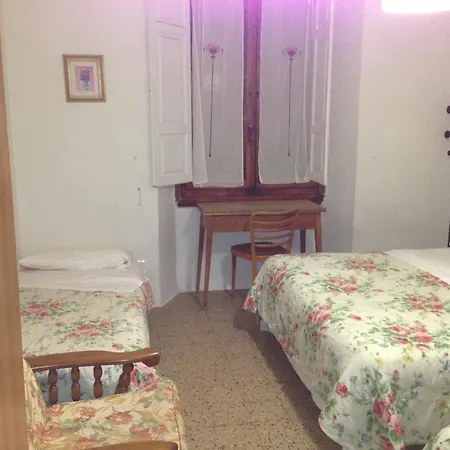 Veronique Hostel Floransa